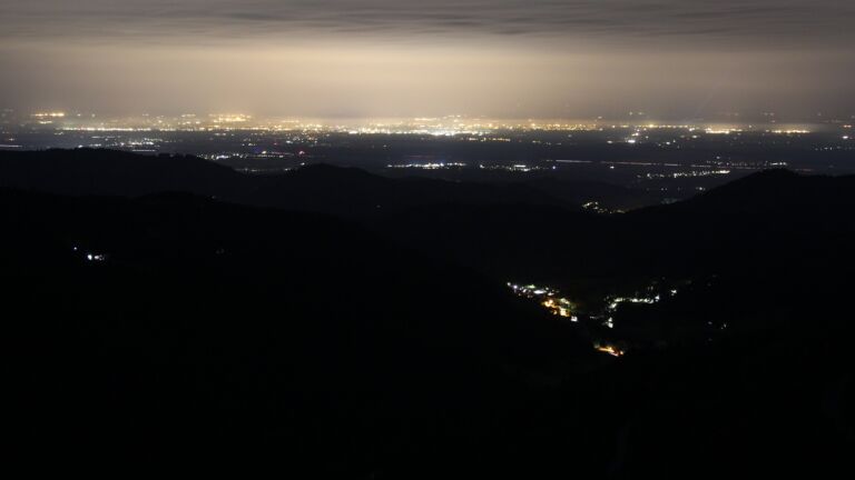 Dieses Bild zeigt eine Webcam-Aufnahme vom Achertal, aufgenommen am Samstag, den 04.10.2025 um 01:30 Uhr. Die Temperatur betrug 8.1°C.