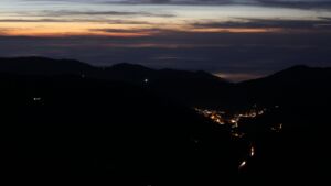 Dieses Bild zeigt eine Webcam-Aufnahme vom Achertal, aufgenommen am Freitag, den 12.12.2025 um 17:40 Uhr. Die Temperatur betrug 10.4°C.