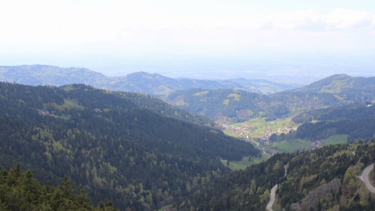 Dieses Bild zeigt eine Webcam-Aufnahme vom Achertal, aufgenommen am Montag, den 20.04.2026 um 14:30 Uhr. Die Temperatur betrug 7.4°C.