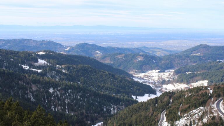 Dieses Bild zeigt eine Webcam-Aufnahme vom Achertal, aufgenommen am Dienstag, den 13.01.2026 um 12:30 Uhr. Die Temperatur betrug 7.2°C.