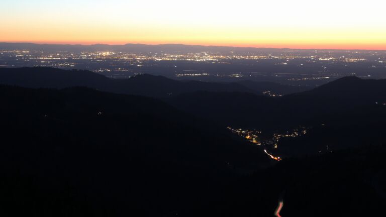 Dieses Bild zeigt eine Webcam-Aufnahme vom Achertal, aufgenommen am Dienstag, den 07.04.2026 um 21:00 Uhr. Die Temperatur betrug 10.5°C.