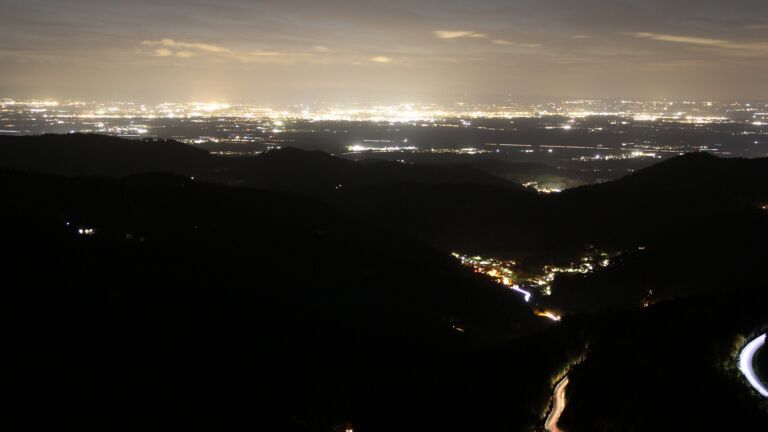 Dieses Bild zeigt eine Webcam-Aufnahme vom Achertal, aufgenommen am Freitag, den 24.10.2025 um 19:50 Uhr. Die Temperatur betrug 2.3°C.