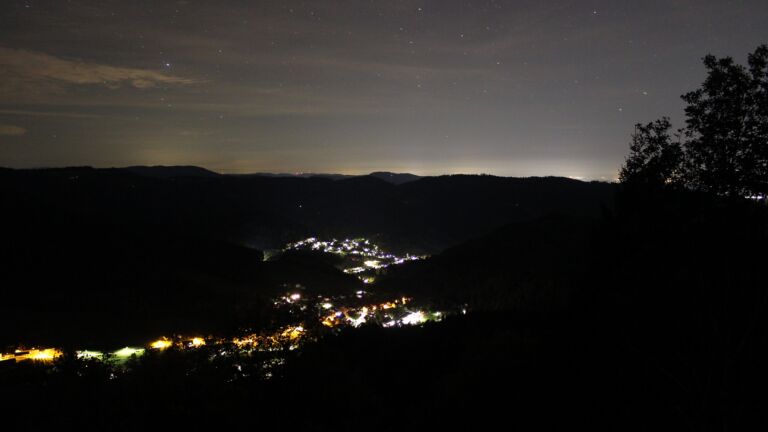 Dieses Bild zeigt eine Webcam-Aufnahme vom Achertal, aufgenommen am Freitag, den 16.10.2026 um 00:30 Uhr. Die Temperatur betrug 14.8°C.