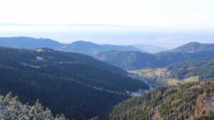 Dieses Bild zeigt eine Webcam-Aufnahme vom Achertal, aufgenommen am Montag, den 01.12.2025 um 14:20 Uhr. Die Temperatur betrug 2°C.