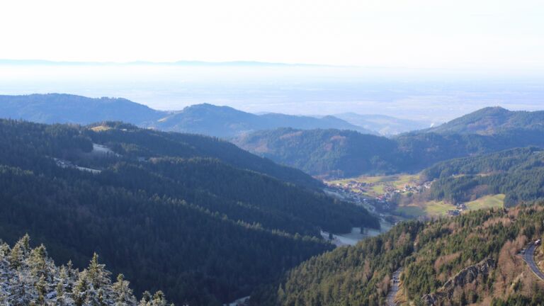 Dieses Bild zeigt eine Webcam-Aufnahme vom Achertal, aufgenommen am Montag, den 01.12.2025 um 14:20 Uhr. Die Temperatur betrug 2°C.