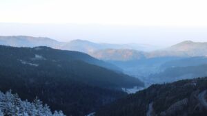 Dieses Bild zeigt eine Webcam-Aufnahme vom Achertal, aufgenommen am Samstag, den 27.12.2025 um 09:20 Uhr. Die Temperatur betrug 2.6°C.