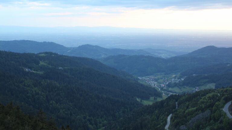 Dieses Bild zeigt eine Webcam-Aufnahme vom Achertal, aufgenommen am Montag, den 12.05.2025 um 21:10 Uhr. Die Temperatur betrug 12°C.