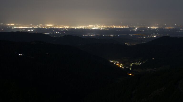 Dieses Bild zeigt eine Webcam-Aufnahme vom Achertal, aufgenommen am Dienstag, den 17.06.2025 um 03:30 Uhr. Die Temperatur betrug 11.6°C.