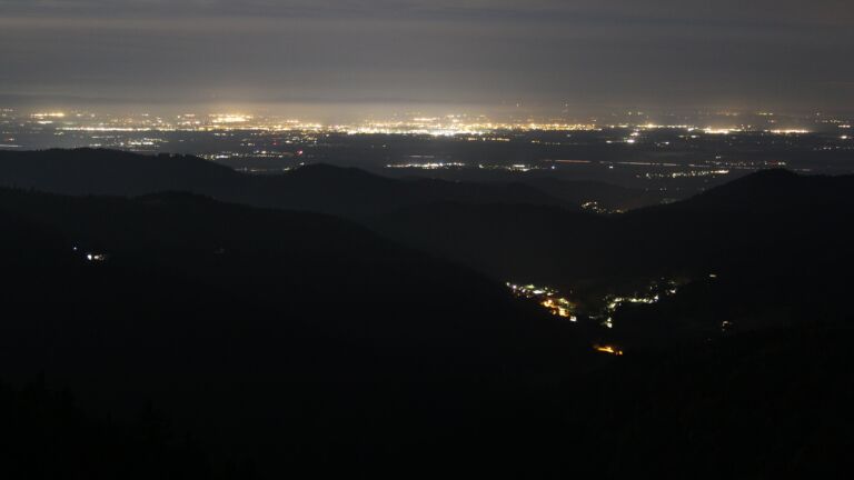 Dieses Bild zeigt eine Webcam-Aufnahme vom Achertal, aufgenommen am Freitag, den 03.10.2025 um 01:30 Uhr. Die Temperatur betrug 3.9°C.