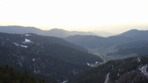 Dieses Bild zeigt eine Webcam-Aufnahme vom Achertal, aufgenommen am Freitag, den 03.04.2026 um 19:10 Uhr. Die Temperatur betrug 5.8°C.