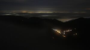 Dieses Bild zeigt eine Webcam-Aufnahme vom Achertal, aufgenommen am Donnerstag, den 11.12.2025 um 23:30 Uhr. Die Temperatur betrug 3.9°C.