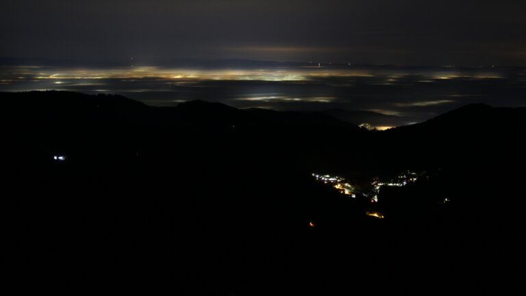 Dieses Bild zeigt eine Webcam-Aufnahme vom Achertal, aufgenommen am Dienstag, den 16.12.2025 um 01:30 Uhr. Die Temperatur betrug 7.3°C.