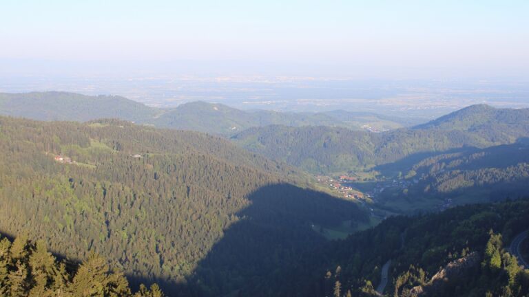 Dieses Bild zeigt eine Webcam-Aufnahme vom Achertal, aufgenommen am Samstag, den 10.05.2025 um 07:10 Uhr. Die Temperatur betrug 5.2°C.