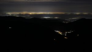 Dieses Bild zeigt eine Webcam-Aufnahme vom Achertal, aufgenommen am Sonntag, den 21.12.2025 um 03:30 Uhr. Die Temperatur betrug 7.7°C.