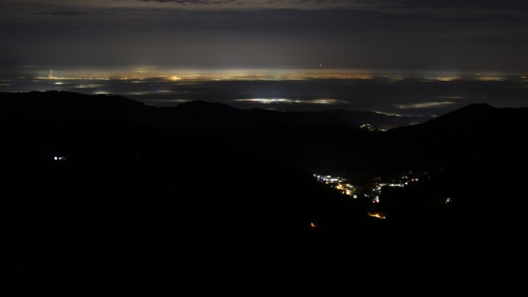 Dieses Bild zeigt eine Webcam-Aufnahme vom Achertal, aufgenommen am Sonntag, den 21.12.2025 um 03:30 Uhr. Die Temperatur betrug 7.7°C.