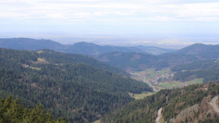 Dieses Bild zeigt eine Webcam-Aufnahme vom Achertal, aufgenommen am Freitag, den 13.03.2026 um 11:40 Uhr. Die Temperatur betrug 7.4°C.