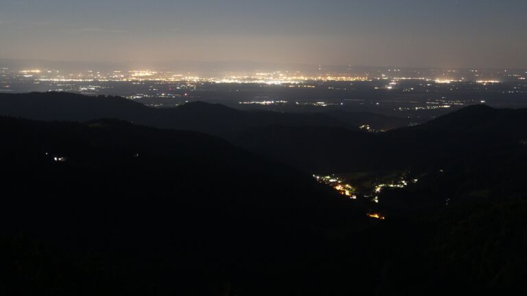 Dieses Bild zeigt eine Webcam-Aufnahme vom Achertal, aufgenommen am Freitag, den 08.08.2025 um 03:30 Uhr. Die Temperatur betrug 18.6°C.