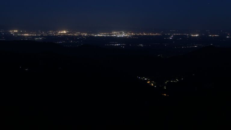 Dieses Bild zeigt eine Webcam-Aufnahme vom Achertal, aufgenommen am Freitag, den 16.05.2025 um 04:30 Uhr. Die Temperatur betrug 4.9°C.