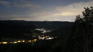 Dieses Bild zeigt eine Webcam-Aufnahme vom Achertal, aufgenommen am Donnerstag, den 06.08.2026 um 02:30 Uhr. Die Temperatur betrug 19.9°C.