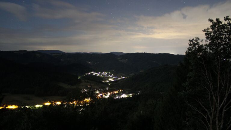 Dieses Bild zeigt eine Webcam-Aufnahme vom Achertal, aufgenommen am Donnerstag, den 06.08.2026 um 02:30 Uhr. Die Temperatur betrug 19.9°C.