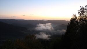Dieses Bild zeigt eine Webcam-Aufnahme vom Achertal, aufgenommen am Mittwoch, den 28.10.2026 um 17:40 Uhr. Die Temperatur betrug 7.6°C.