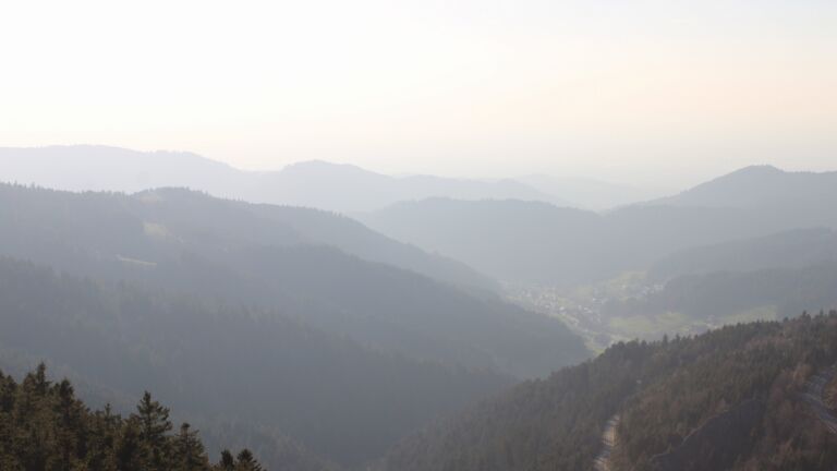 Dieses Bild zeigt eine Webcam-Aufnahme vom Achertal, aufgenommen am Donnerstag, den 19.03.2026 um 17:20 Uhr. Die Temperatur betrug 7.7°C.