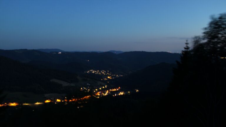 Dieses Bild zeigt eine Webcam-Aufnahme vom Achertal, aufgenommen am Donnerstag, den 18.06.2026 um 22:40 Uhr. Die Temperatur betrug 25.8°C.