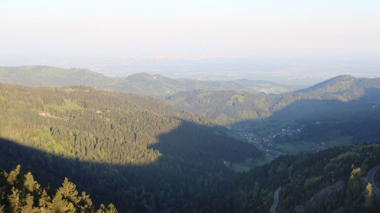 Dieses Bild zeigt eine Webcam-Aufnahme vom Achertal, aufgenommen am Mittwoch, den 30.04.2025 um 07:10 Uhr. Die Temperatur betrug 15.3°C.