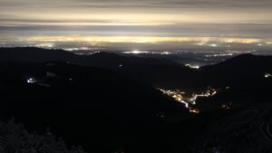 Dieses Bild zeigt eine Webcam-Aufnahme vom Achertal, aufgenommen am Donnerstag, den 27.11.2025 um 20:00 Uhr. Die Temperatur betrug -1.6°C.