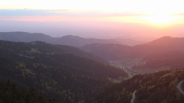 Dieses Bild zeigt eine Webcam-Aufnahme vom Achertal, aufgenommen am Montag, den 20.04.2026 um 20:20 Uhr. Die Temperatur betrug 5.2°C.