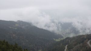 Dieses Bild zeigt eine Webcam-Aufnahme vom Achertal, aufgenommen am Sonntag, den 12.04.2026 um 13:30 Uhr. Die Temperatur betrug 2°C.