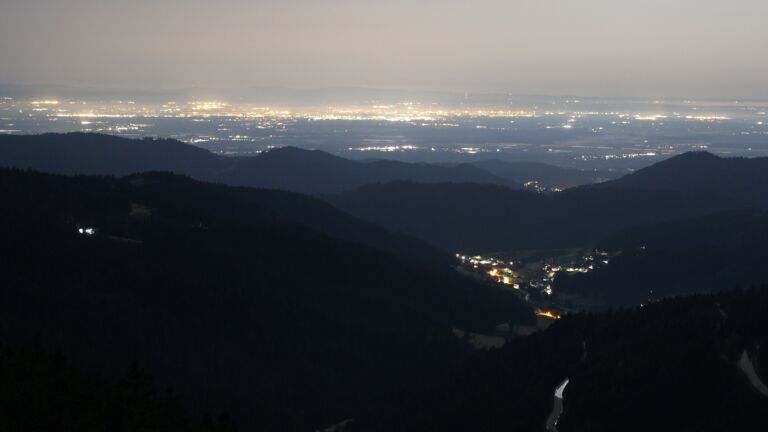 Dieses Bild zeigt eine Webcam-Aufnahme vom Achertal, aufgenommen am Freitag, den 27.02.2026 um 03:00 Uhr. Die Temperatur betrug 9.9°C.