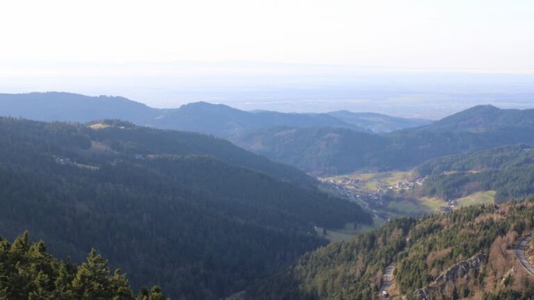 Dieses Bild zeigt eine Webcam-Aufnahme vom Achertal, aufgenommen am Donnerstag, den 18.12.2025 um 14:20 Uhr. Die Temperatur betrug 7.8°C.