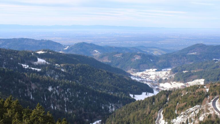 Dieses Bild zeigt eine Webcam-Aufnahme vom Achertal, aufgenommen am Dienstag, den 13.01.2026 um 12:40 Uhr. Die Temperatur betrug 7.4°C.