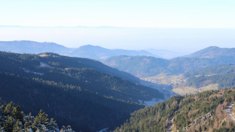 Dieses Bild zeigt eine Webcam-Aufnahme vom Achertal, aufgenommen am Samstag, den 27.12.2025 um 12:40 Uhr. Die Temperatur betrug 5.4°C.