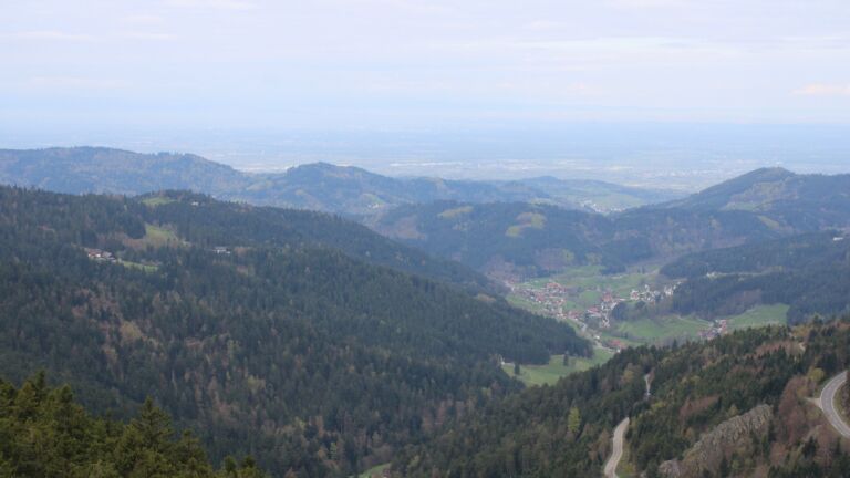 Dieses Bild zeigt eine Webcam-Aufnahme vom Achertal, aufgenommen am Donnerstag, den 16.04.2026 um 09:50 Uhr. Die Temperatur betrug 9.5°C.