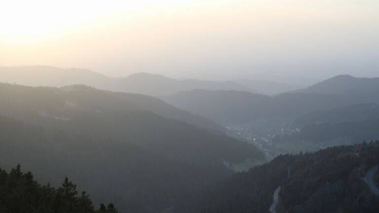 Dieses Bild zeigt eine Webcam-Aufnahme vom Achertal, aufgenommen am Montag, den 09.03.2026 um 17:50 Uhr. Die Temperatur betrug 10.2°C.