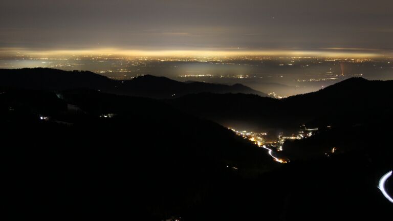 Dieses Bild zeigt eine Webcam-Aufnahme vom Achertal, aufgenommen am Samstag, den 17.01.2026 um 19:00 Uhr. Die Temperatur betrug 5.2°C.