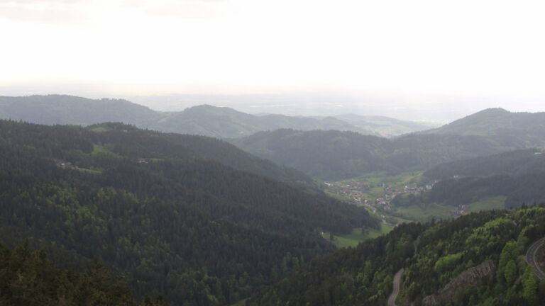 Dieses Bild zeigt eine Webcam-Aufnahme vom Achertal, aufgenommen am Samstag, den 03.05.2025 um 18:00 Uhr. Die Temperatur betrug 16.6°C.