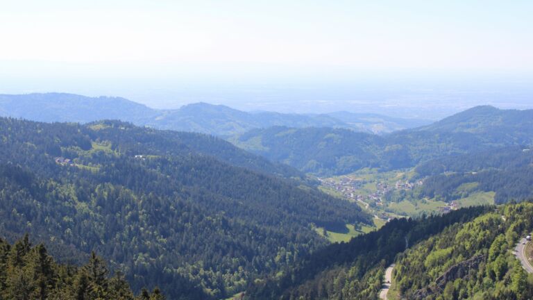 Dieses Bild zeigt eine Webcam-Aufnahme vom Achertal, aufgenommen am Samstag, den 10.05.2025 um 15:40 Uhr. Die Temperatur betrug 14.3°C.