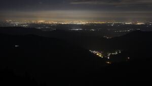 Dieses Bild zeigt eine Webcam-Aufnahme vom Achertal, aufgenommen am Dienstag, den 14.04.2026 um 23:30 Uhr. Die Temperatur betrug 2.6°C.