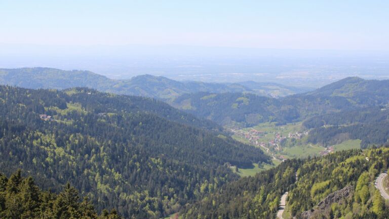 Dieses Bild zeigt eine Webcam-Aufnahme vom Achertal, aufgenommen am Sonntag, den 26.04.2026 um 14:10 Uhr. Die Temperatur betrug 15.6°C.