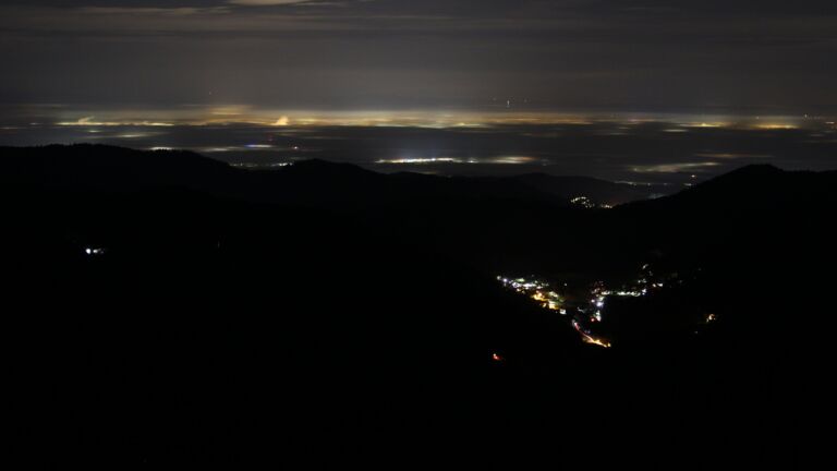 Dieses Bild zeigt eine Webcam-Aufnahme vom Achertal, aufgenommen am Sonntag, den 21.12.2025 um 01:00 Uhr. Die Temperatur betrug 8.6°C.