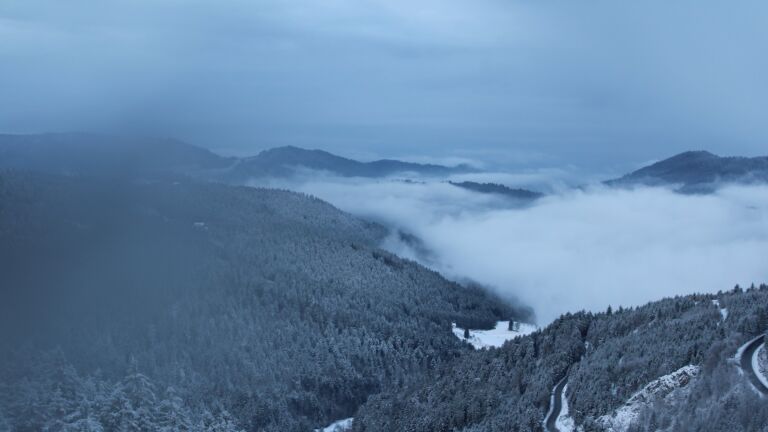Dieses Bild zeigt eine Webcam-Aufnahme vom Achertal, aufgenommen am Freitag, den 21.11.2025 um 08:00 Uhr. Die Temperatur betrug -4.7°C.