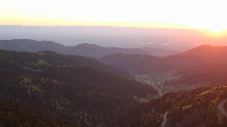 Dieses Bild zeigt eine Webcam-Aufnahme vom Achertal, aufgenommen am Donnerstag, den 23.04.2026 um 20:30 Uhr. Die Temperatur betrug 10.9°C.