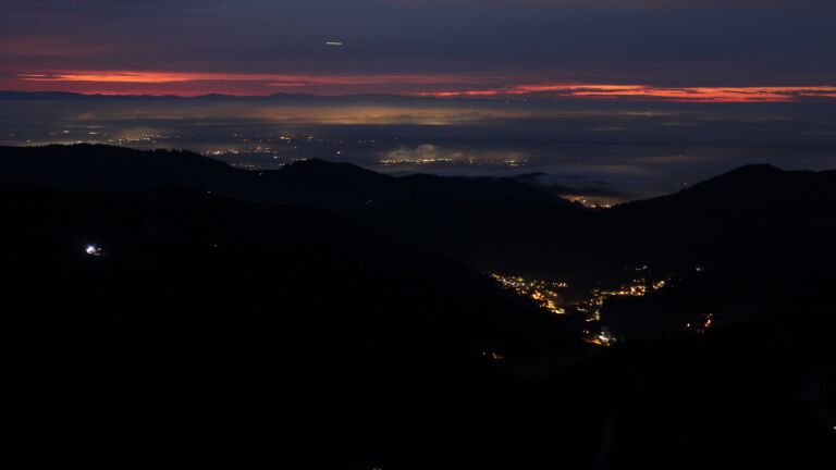 Dieses Bild zeigt eine Webcam-Aufnahme vom Achertal, aufgenommen am Dienstag, den 16.12.2025 um 17:30 Uhr. Die Temperatur betrug 5.5°C.