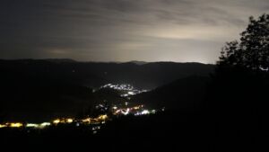 Dieses Bild zeigt eine Webcam-Aufnahme vom Achertal, aufgenommen am Mittwoch, den 17.06.2026 um 01:00 Uhr. Die Temperatur betrug 19.2°C.