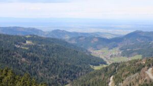 Dieses Bild zeigt eine Webcam-Aufnahme vom Achertal, aufgenommen am Sonntag, den 05.04.2026 um 13:00 Uhr. Die Temperatur betrug 13.2°C.