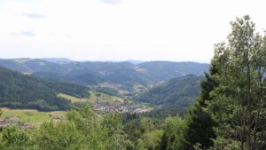 Dieses Bild zeigt eine Webcam-Aufnahme vom Achertal, aufgenommen am Dienstag, den 07.07.2026 um 16:10 Uhr. Die Temperatur betrug 31.2°C.