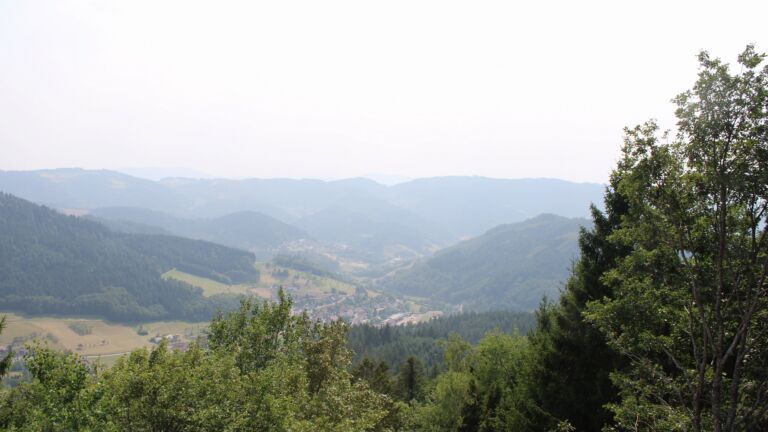 Dieses Bild zeigt eine Webcam-Aufnahme vom Achertal, aufgenommen am Donnerstag, den 30.07.2026 um 16:00 Uhr. Die Temperatur betrug 33.5°C.